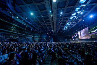 İnsanlar iş konferansına sinerji küresel Forum Kongre salonunda