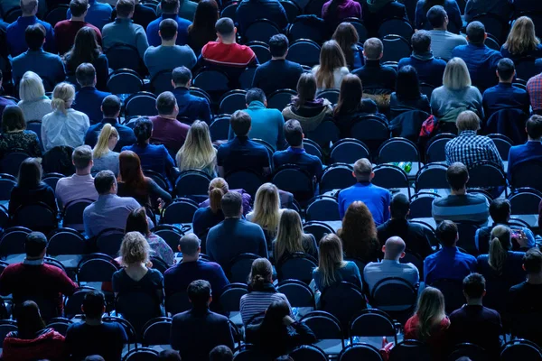 Il pubblico ascolta il docente alla conferenza — Foto Stock