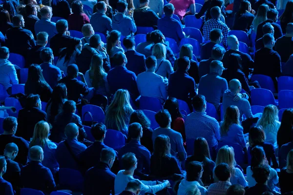 Il pubblico ascolta il docente alla conferenza — Foto Stock