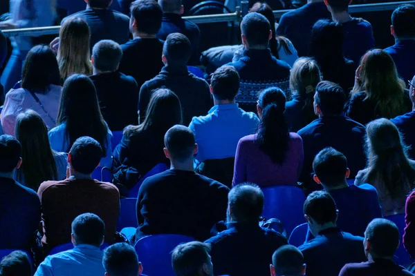 El público escucha al conferenciante en la conferencia — Foto de Stock