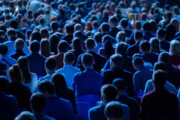 El público escucha al conferenciante en la conferencia — Foto de Stock