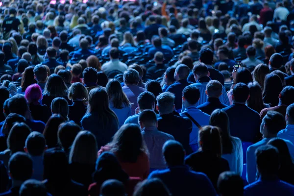 El público escucha al conferenciante en la conferencia — Foto de Stock