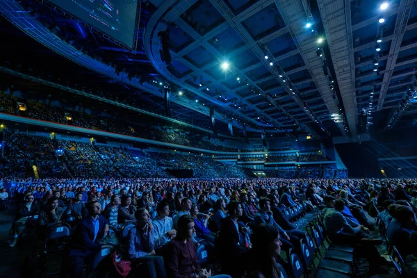 La gente asiste a una conferencia de negocios en la sala de congresos del Synergy Global Forum — Foto de Stock