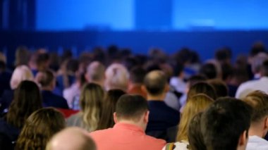 Öğretim görevlisi Konferansı'nda seyirci dinler