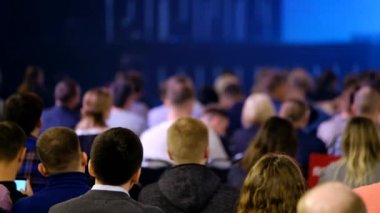 Öğretim görevlisi Konferansı'nda seyirci dinler
