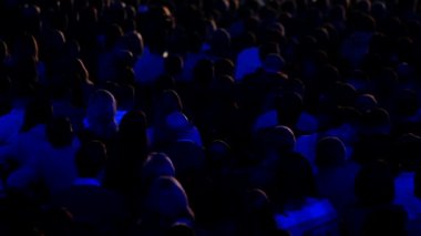 Öğretim görevlisi Konferansı'nda seyirci dinler