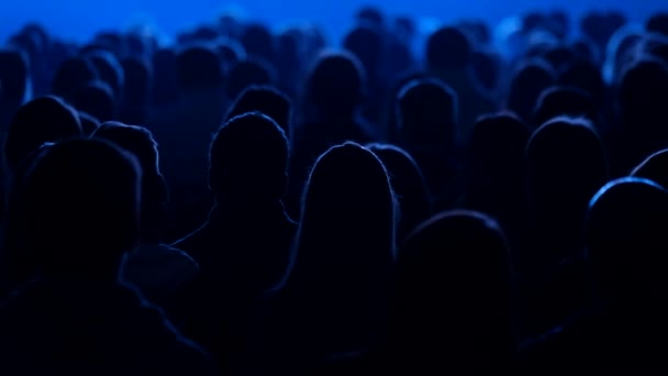 Publiek luistert naar de docent tijdens de conferentie — Stockvideo