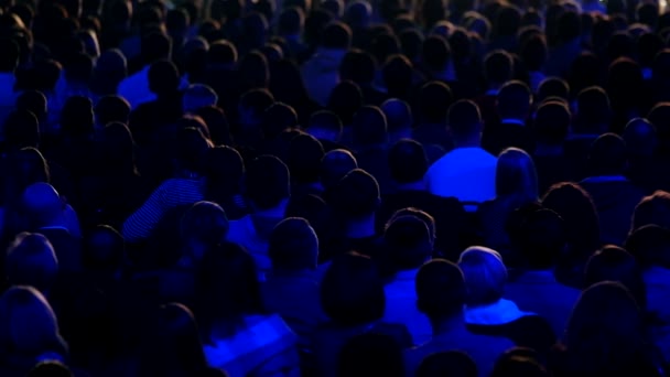 El público escucha al conferenciante en la conferencia — Vídeos de Stock