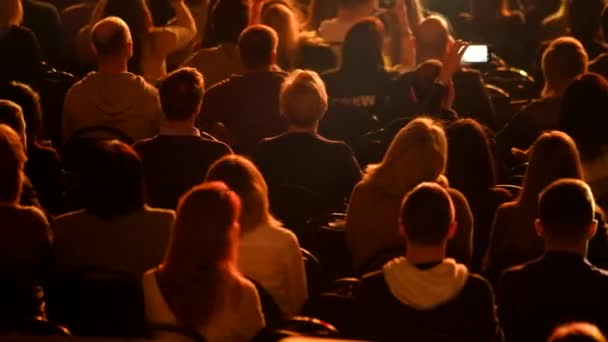 Il pubblico ascolta il docente alla conferenza — Video Stock