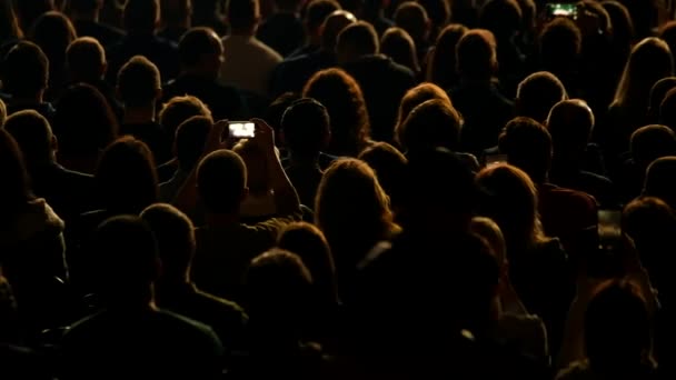 Zuhörer lauschen dem Vortragenden auf der Konferenz — Stockvideo