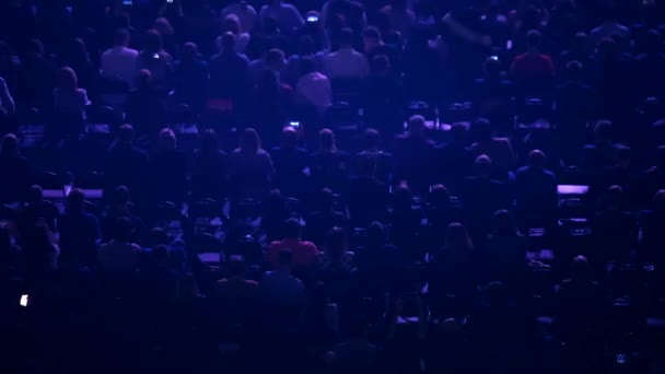 Publiek luistert naar de docent tijdens de conferentie — Stockvideo