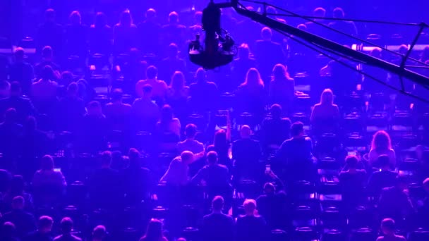 Publiek luistert naar de docent tijdens de conferentie — Stockvideo