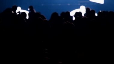 Öğretim görevlisi Konferansı'nda seyirci dinler