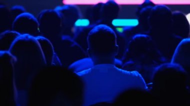 Öğretim görevlisi Konferansı'nda seyirci dinler