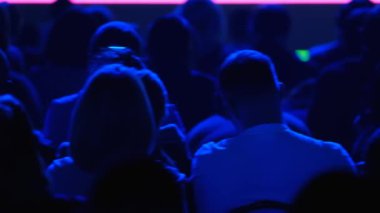 Öğretim görevlisi Konferansı'nda seyirci dinler