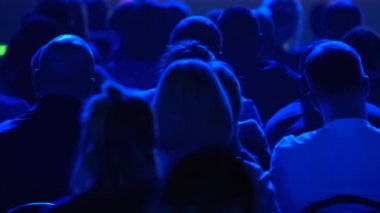 Öğretim görevlisi Konferansı'nda seyirci dinler
