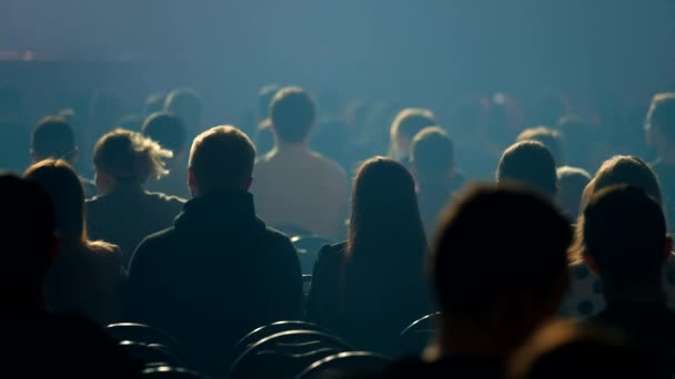 Publiek luistert naar de docent tijdens de conferentie — Stockvideo