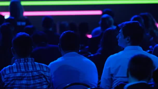 Publiek luistert naar de docent tijdens de conferentie — Stockvideo