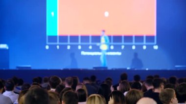 Öğretim görevlisi Konferansı'nda seyirci dinler