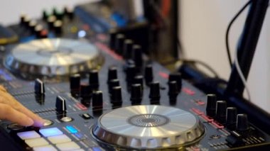 DJ mix bir diskoda denetleyicisi üzerinde çalış