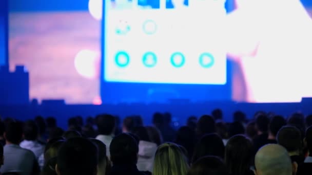 Publiken lyssnar på föreläsare på konferensen — Stockvideo