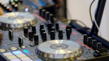 DJ mix bir diskoda denetleyicisi üzerinde çalış