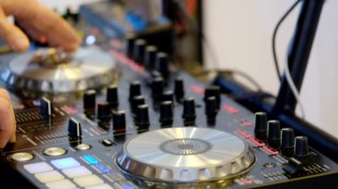 DJ mix bir diskoda denetleyicisi üzerinde çalış