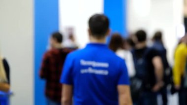 Salonda yürüyen bir iş konferansının ziyaretçileri