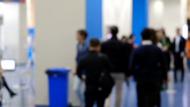 Salonda yürüyen bir iş konferansının ziyaretçileri