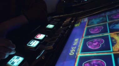 Slot machine Casino oynayan adam