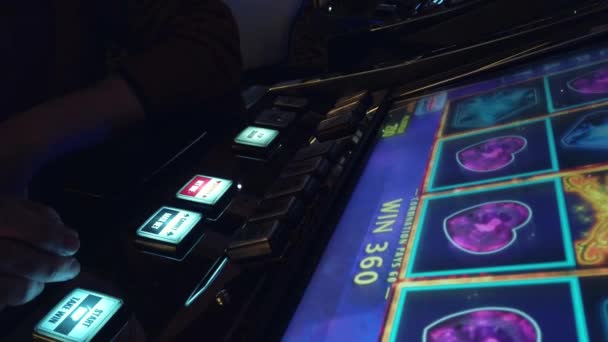 Man playing slot machine in casino — Stock Video