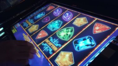 Slot machine Casino oynayan adam
