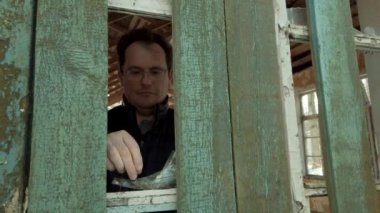 Orta yaşlı adam umutsuzluk duruyor