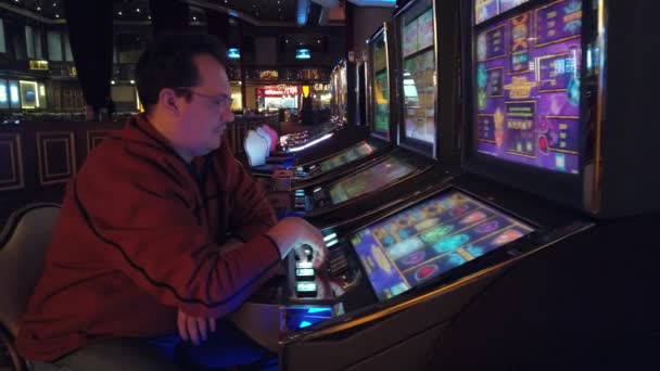 Man playing slot machine in casino — Stock Video