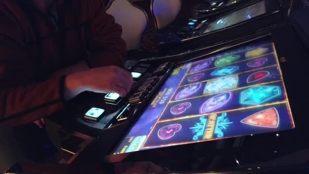 Homme jouant machine à sous dans le casino — Video