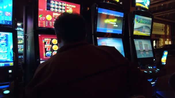 Mand spiller spilleautomat i casino – Stock-video