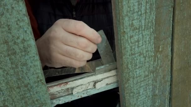 El hombre saca fragmentos de vidrio roto de la ventana — Vídeos de Stock