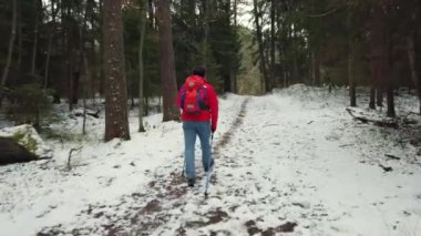 Orta yaşlı adam yürüyen batonlu yürüyüş