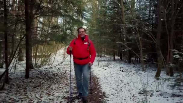 Middelbare leeftijd man wandelingen Nordic Walking — Stockvideo