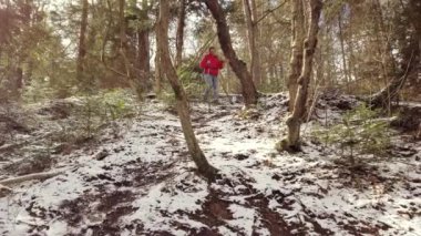 Orta yaşlı adam yürüyen batonlu yürüyüş