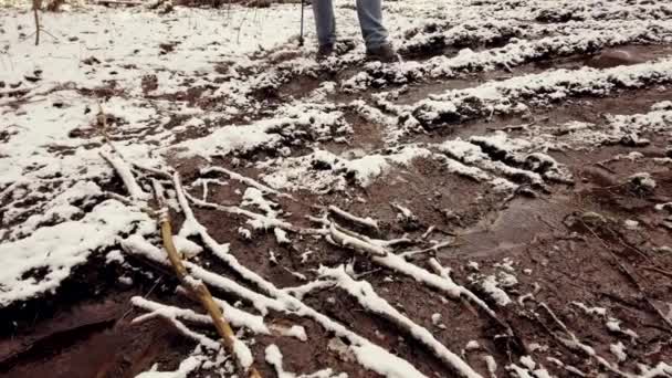 L'homme traverse la boue et les flaques tout en faisant du trekking — Video