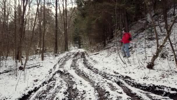 Man går igenom lera och pölar medan trekking — Stockvideo