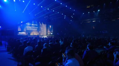 İnsanlar büyük kongre salonunda iş konferansına katılıyor