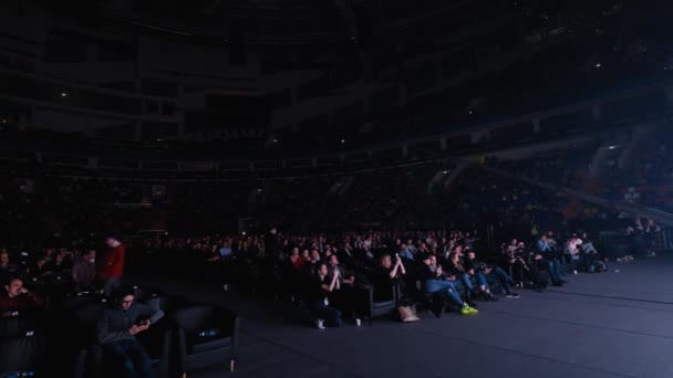 Pessoas participam de conferência de negócios em grande sala de congressos — Vídeo de Stock