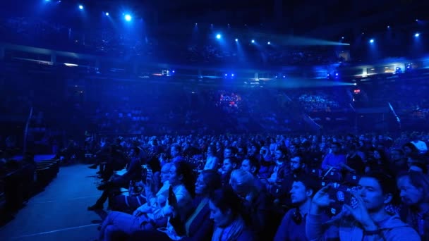 La gente asiste a conferencias de negocios en una gran sala de congresos — Vídeo de stock