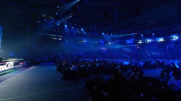 Les gens assistent à une conférence d'affaires dans une grande salle de congrès — Video