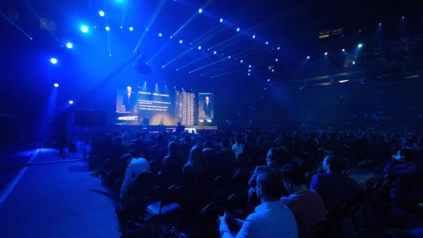 Pessoas participam de conferência de negócios em grande sala de congressos — Vídeo de Stock