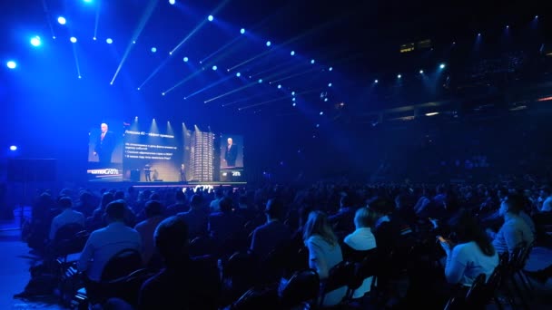 İnsanlar büyük kongre salonunda iş konferansına katılıyor — Stok video