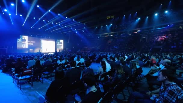 Люди принимают участие в бизнес-конференции в большом конгресс-зале — стоковое видео