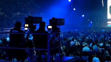 Teknik personel toplantısında çalışıyor